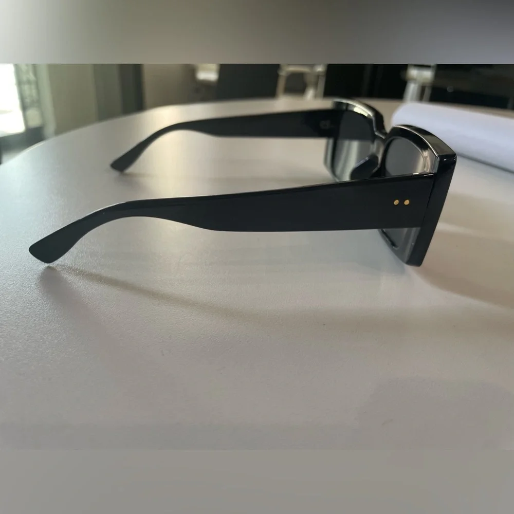 Rectangle shape sunglasses - Picture 2 of 4